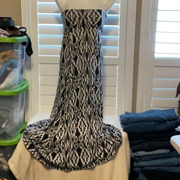 Elegant Black and White Maxi Dress - Picture 1 of 5